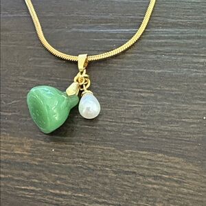 Elegant Green and Gold Pendant Necklace